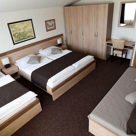 Rooms Barba Niko Near Zagreb Airport Velika Gorica Room photo