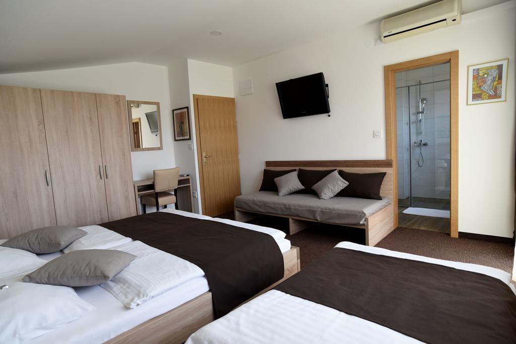 Rooms Barba Niko Near Zagreb Airport Velika Gorica Room photo